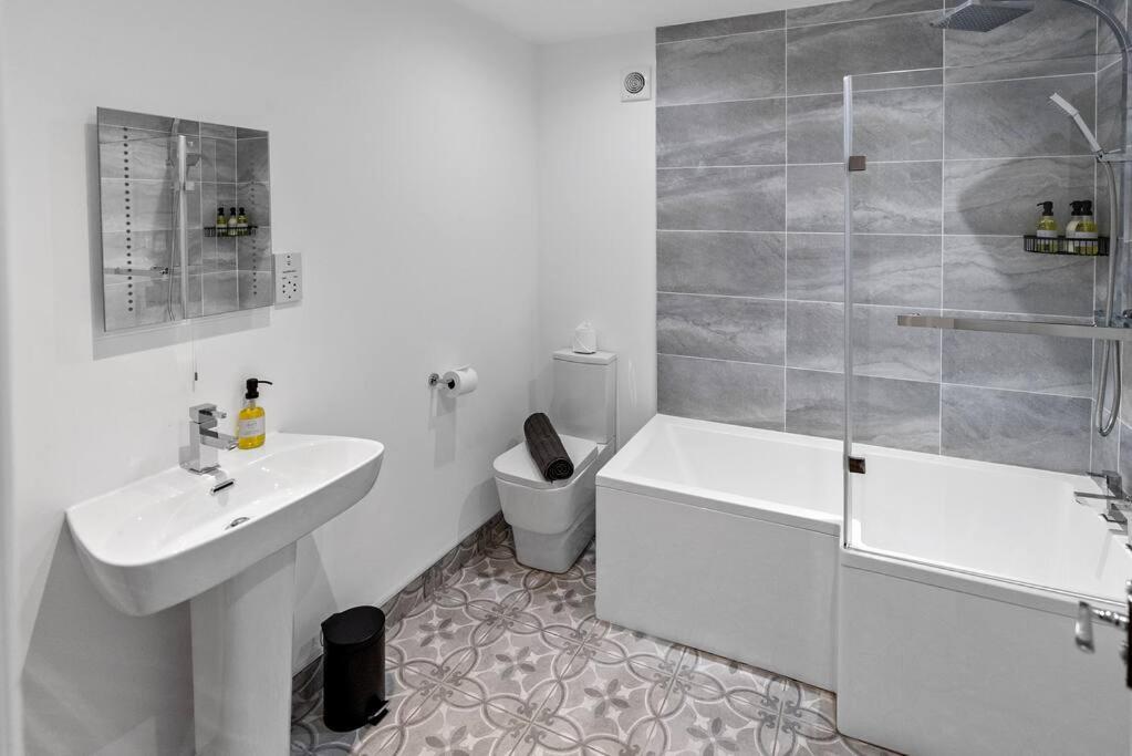 Newly Refurbed, Central Apartment With Free Parking And Hot Tub Lytham St Annes Exterior foto
