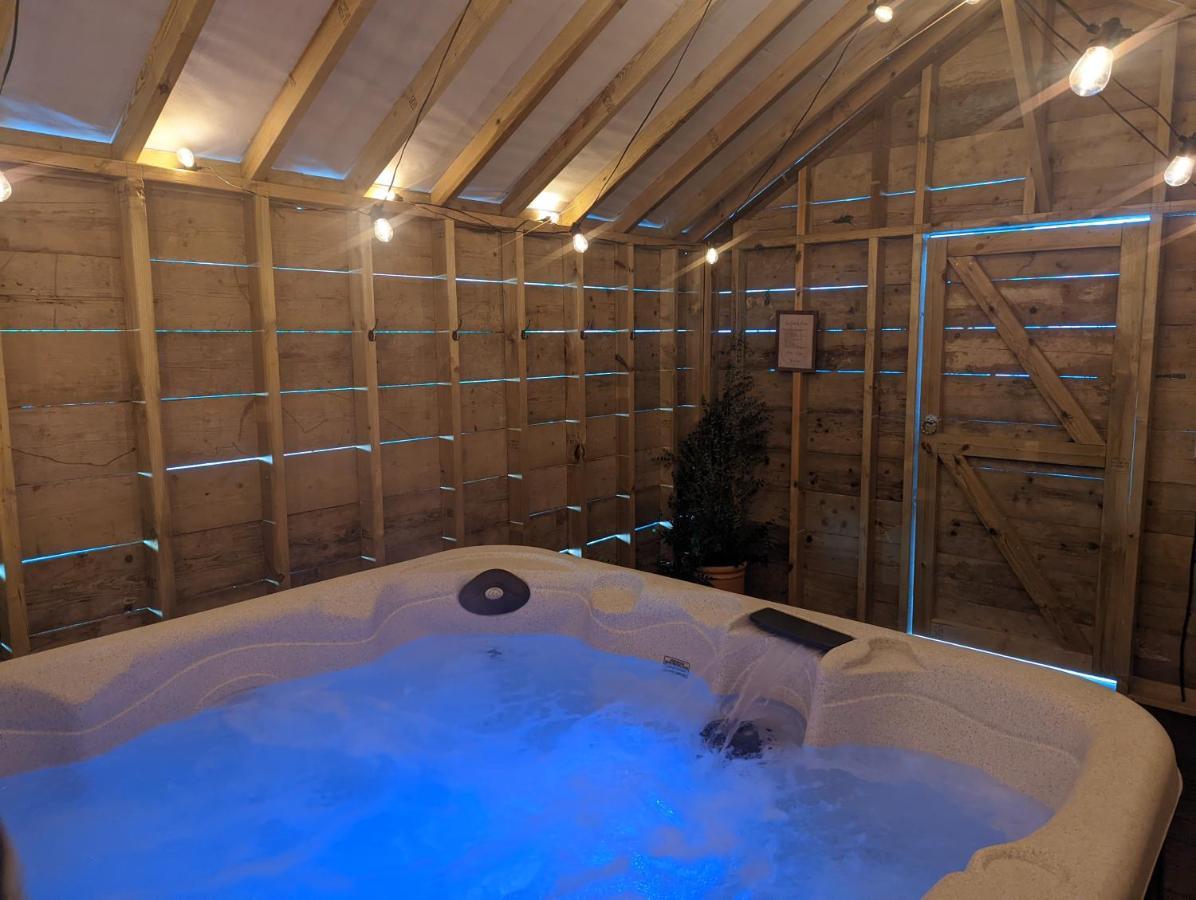 Newly Refurbed, Central Apartment With Free Parking And Hot Tub Lytham St Annes Exterior foto